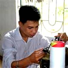 El discapacitado joven Nguyễn Hồng Hà - un ejemplo de superación